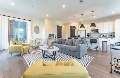 Urbandale Nations House | Bright, Clean & Lively in Nashville