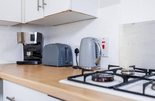 Southend-on-Sea Apartment | Bright & Comfy 2BR City Centre Nr High St by Everhome Ltd