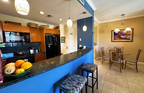 Parrot Cove Condo | Bright condo w/pool in downtown Lake Worth near beach, restaurants, parks