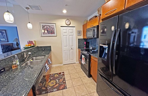 Parrot Cove Condo | Bright condo w/pool in downtown Lake Worth near beach, restaurants, parks