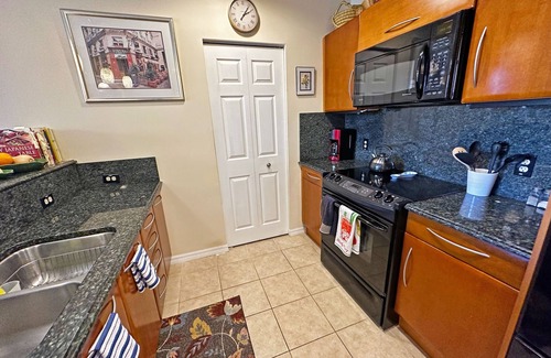 Parrot Cove Condo | Bright condo w/pool in downtown Lake Worth near beach, restaurants, parks