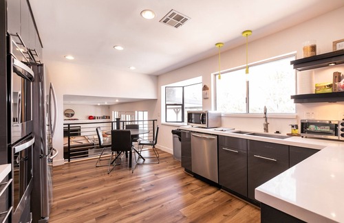 Canyon Gate House | Bright! Contemporary Modern 4BR, Lg Backyard w/Pool & Mini Putting Green!