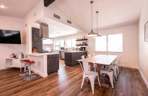 Canyon Gate House | Bright! Contemporary Modern 4BR, Lg Backyard w/Pool & Mini Putting Green!