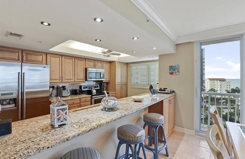 Park Shore Condo | Bright corner unit with stunning Gulf views - CL0701