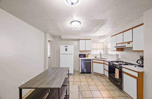East Allegheny House | Bright & Cozy 2 Bed Home Private Parking