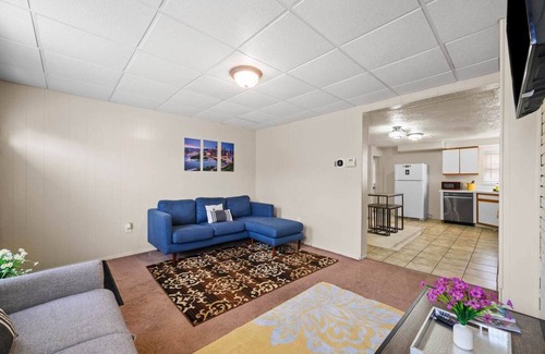 East Allegheny House | Bright & Cozy 2 Bed Home Private Parking