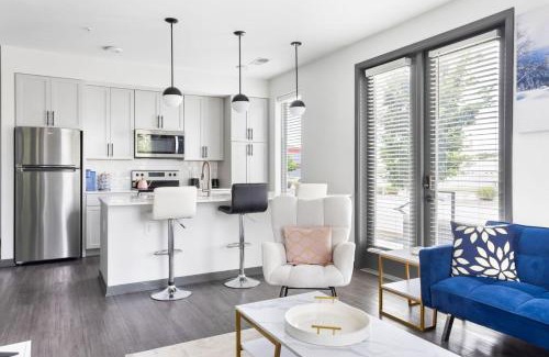 Indianapolis Apartment | Bright Cozy 2BR Retreat w-Parking