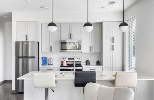 Indianapolis Apartment | Bright Cozy 2BR Retreat w-Parking