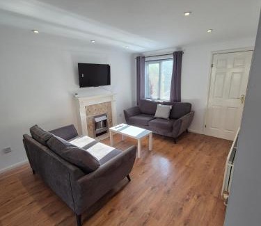 Northampton Apartment | Bright & Cozy 3 Bed House with Parking