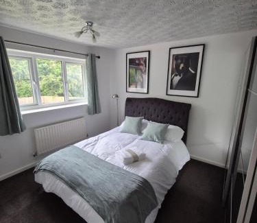Northampton Apartment | Bright & Cozy 3 Bed House with Parking