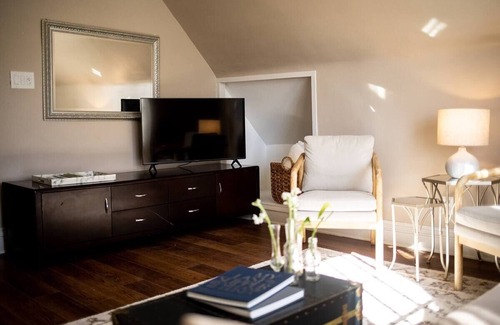North Hyde Park Apartment | Bright & Cozy 3rd Floor Walkup