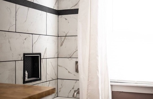 North Hyde Park Apartment | Bright & Cozy 3rd Floor Walkup