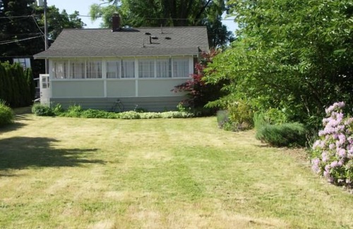 Hood River Cottage | Bright cozy cottage with Mt. Adams view