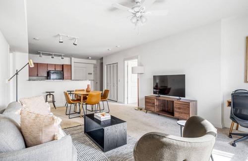 West Bellevue Apartment | Bright Downtown Bellevue 2BR w/W/D & Storage, near Shops, by Blueground