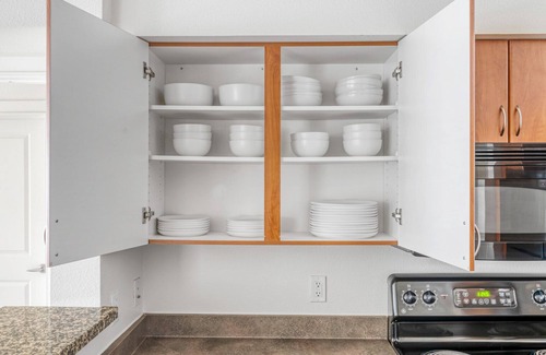 West Bellevue Apartment | Bright Downtown Bellevue 2BR w/W/D & Storage, near Shops, by Blueground