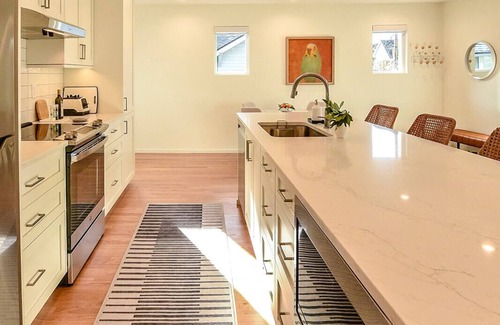 Brentwood-Darlington House | Bright, freshly renovated 2 bedroom, 2 bath house in SE nPortland, with AC.