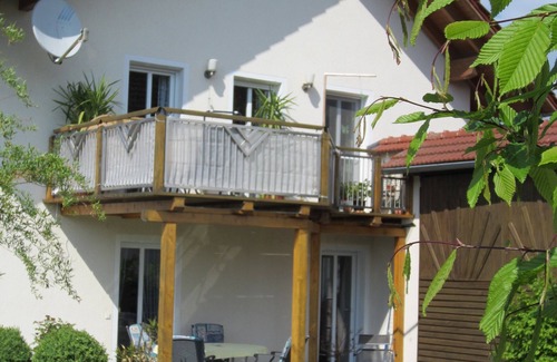 Winzer Apartment | Bright, friendly apartment with private garden, right on the Danube cycle path
