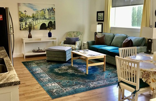 Campbell River House | Bright garden level suite