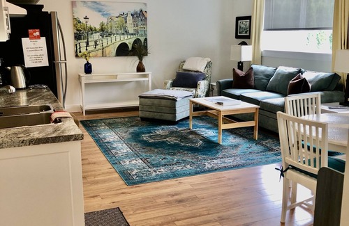 Campbell River House | Bright garden level suite