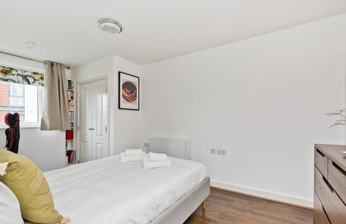 Greenwich West Apartment | Bright Greenwich flat near Canary Wharf by UnderTheDoormat