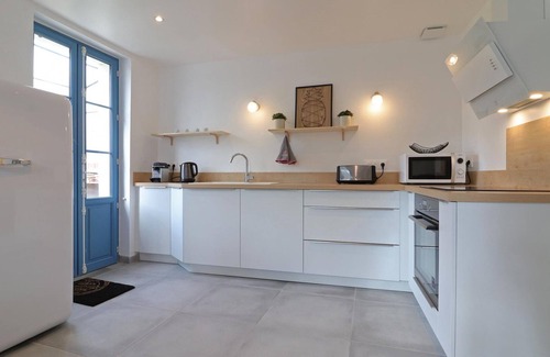 Le Sap Cottage | Bright house in village center with enclosed garden