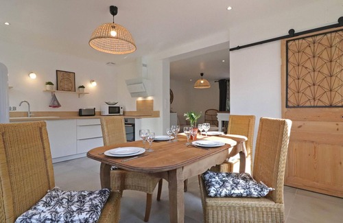 Le Sap Cottage | Bright house in village center with enclosed garden