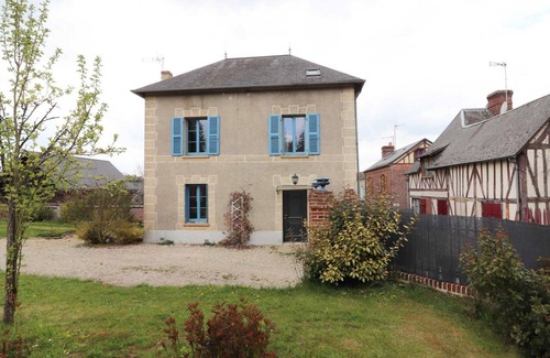 Le Sap Cottage | Bright house in village center with enclosed garden