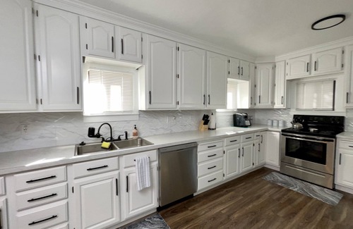 Price House | Bright, Huge Kitchen, Private Hot Tub, Fireplace, & BBQ! Walk to Downtown Price!