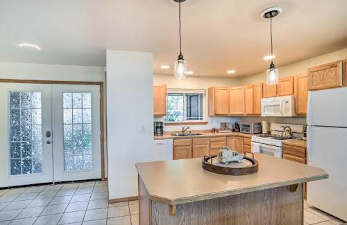 Klamath Falls House | Bright Klamath Falls Townhome with Resort Perks