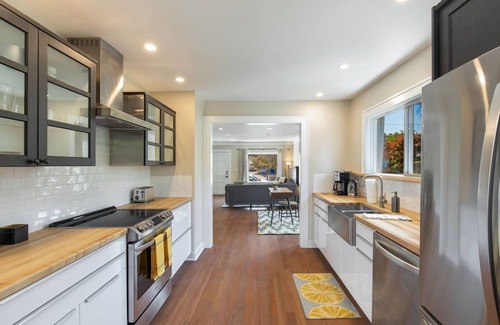 Phinney Ridge House | Bright & Modern Cottage in Ballard |Fenced Yard, Deck, Walk to Local Restaurants-10 Min to Downtown