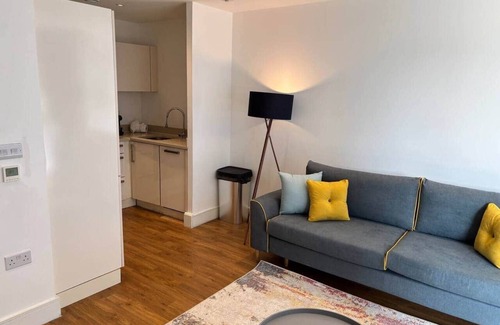 Highbury West Apartment | Bright&Modern Flat with Balcony/3mins to Station