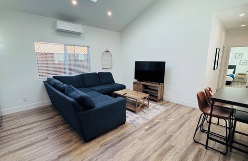 Pleasant Hill Cottage | Bright & Modern Gem: Central Location ~ NewnEntire 2BD/1BA Guesthouse