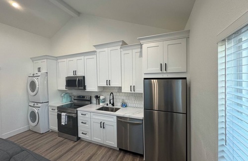 Pleasant Hill Cottage | Bright & Modern Gem: Central Location ~ NewnEntire 2BD/1BA Guesthouse