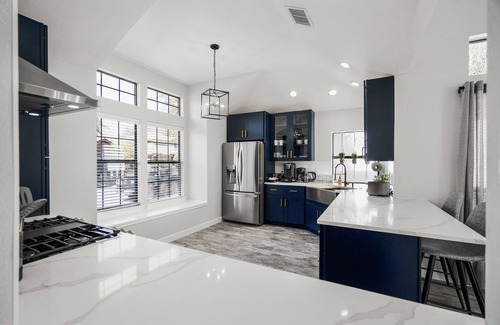 Far North Dallas House | Bright modern luxury centrally located home! 🐶 friendly KING BED