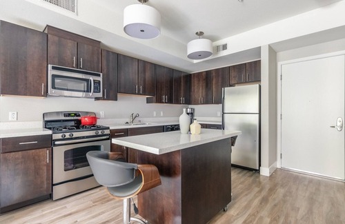 Mountain View Apartment | Bright Mountain View 1BR w/Pool, Gym, nr. SU & Google, by Blueground