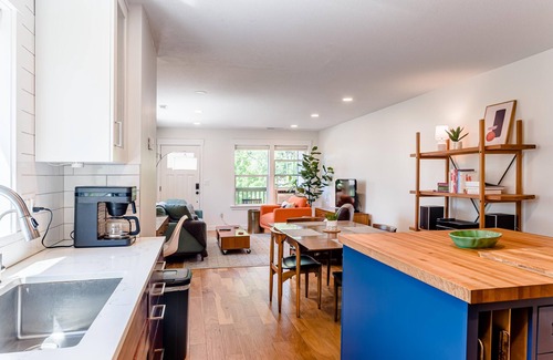 Brentwood-Darlington House | Bright newly remodeled Townhouse with fenced backyard!
