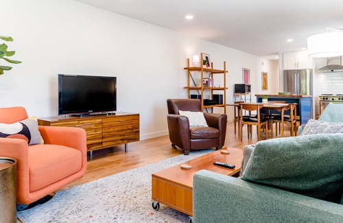 Brentwood-Darlington House | Bright newly remodeled Townhouse with fenced backyard!