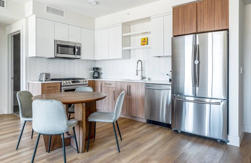 Downtown Oakland Apartment | Bright Oakland 2BR w/AC, W/D, Sky Deck, next to BART, by Blueground