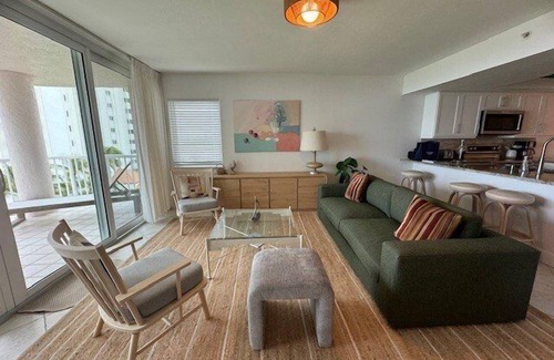Park Shore Condo | Bright open 2 bedroom beachfront condo - CL0403