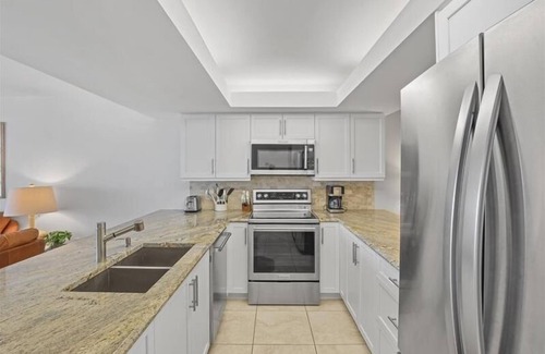 Park Shore Condo | Bright open 2 bedroom beachfront condo - CL0403