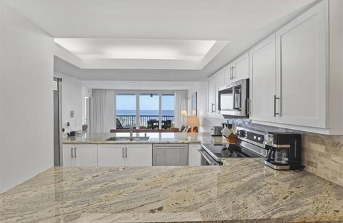Park Shore Condo | Bright open 2 bedroom beachfront condo - CL0403