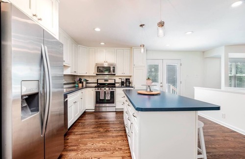 Clayton-Tamm House | Bright & open | family & pets | fenced yard, deck