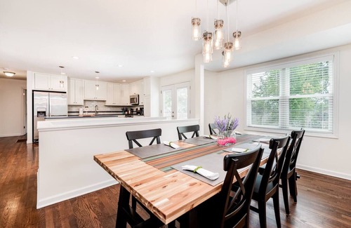 Clayton-Tamm House | Bright & open | family & pets | fenced yard, deck