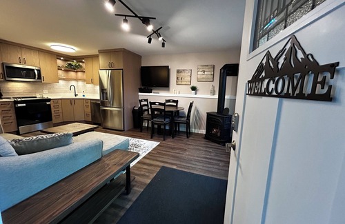 Silver Star Mountain Apartment | Bright renovated 1 bed/1 bath suite steps from the skiway! Private hot tub too
