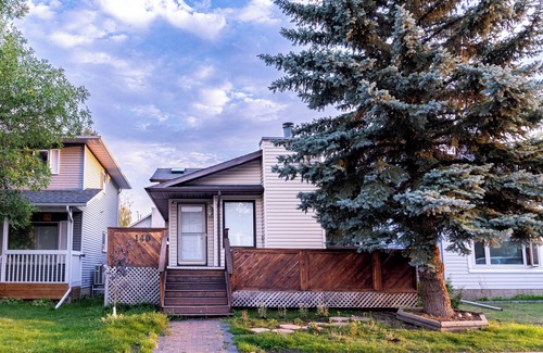 Southeast Calgary House | Bright Riverbend Getaway | Close to Nature & Downtown