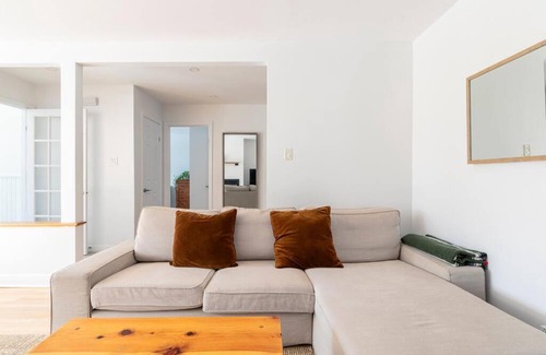 LaSalle Apartment | Bright Riverfront 3-Bedroom Condo