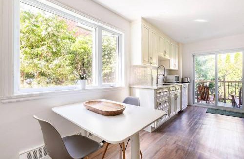 LaSalle Apartment | Bright Riverfront 3-Bedroom Condo