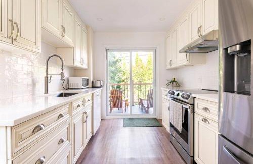 LaSalle Apartment | Bright Riverfront 3-Bedroom Condo