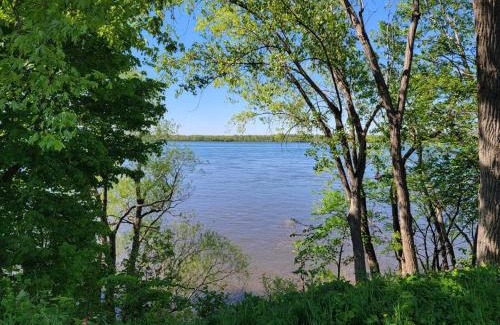 LaSalle Apartment | Bright Riverfront 3-Bedroom Condo