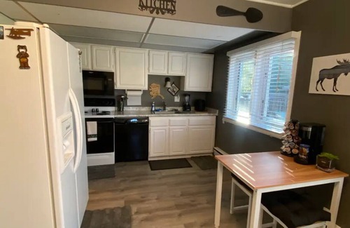 Fairbanks House | Bright & Roomy 2 Bedroom
